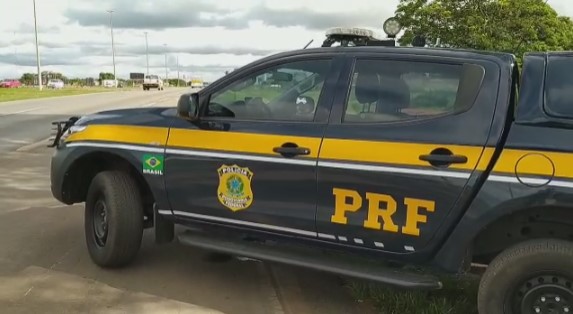 Homem usa documento falso para retirar veículo de pátio da PRF em Simolândia e é preso (Foto: Reprodução)