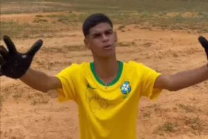 Luva de Pedreiro é convidado pela CBF para assistir Brasil x Chile