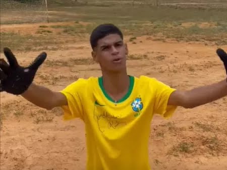 Luva de Pedreiro é convidado pela CBF para assistir Brasil x Chile
