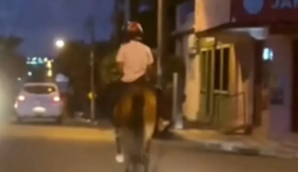 Jovem usa capacete ao andar a cavalo, em Jaraguá: vídeo