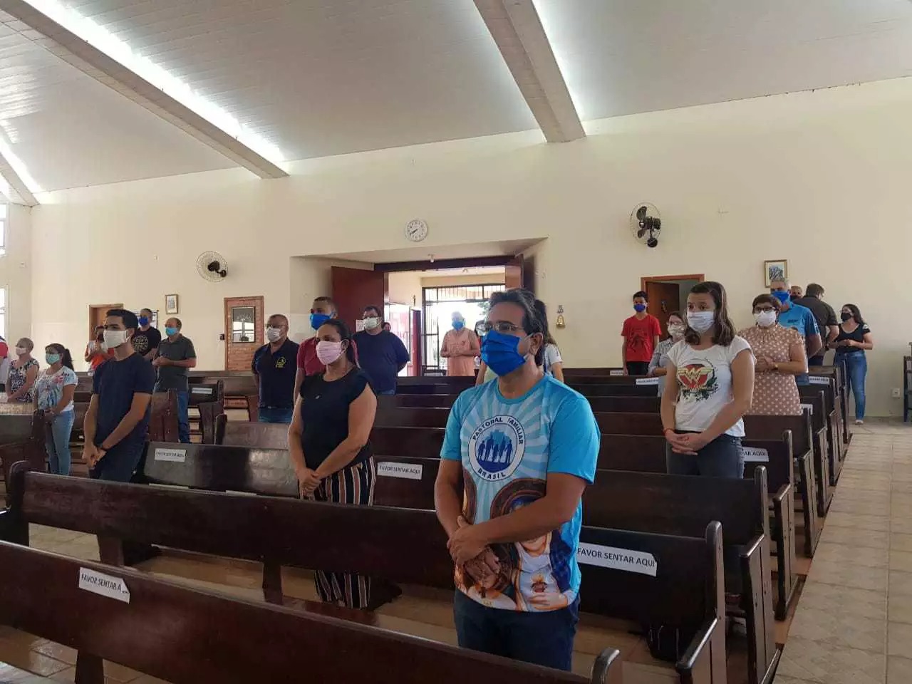 Fiéis usando máscaras de proteção durante missa em igreja de anápolis