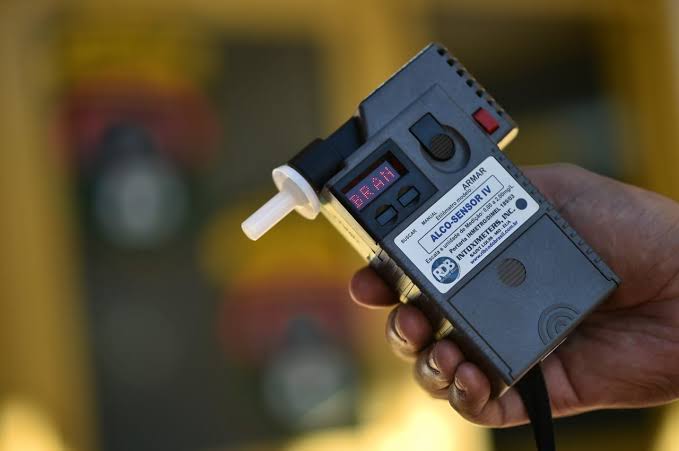 O índice de embriaguez ao volante aumentou em quase seis vezes durante o feriado de carnaval, nas rodovias federais (BRs) que atravessam o estado Goiás. A informação é de um levantamento feito pela Polícia Rodoviária Federal (PRF), que compara o feriado completo nos anos de 2021 e 2022.