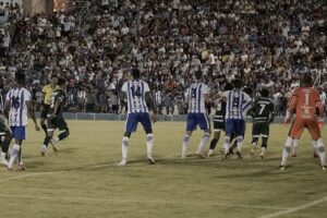 Jogo entre Goiás e Crac no estádio Genervino da Fonseca, em Catalão