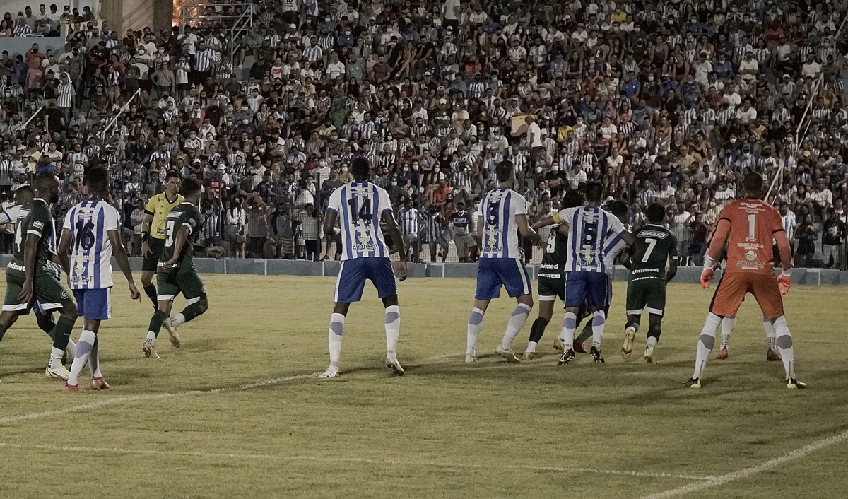 Jogo entre Goiás e Crac no estádio Genervino da Fonseca, em Catalão