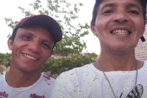 Os irmão João Jarba (esquerda) e Roma Edsom (direita) encontraram o primeiro meteorito da Paraíba – (Foto: Roma Edsom)