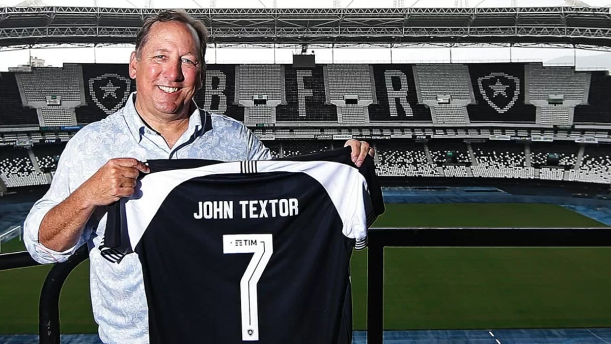 John Textor com a camisa do Botafogo no estádio Engenhão
