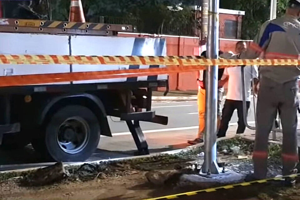 Mulher morre eletrocutada depois de encostar em poste de iluminação, em São Paulo