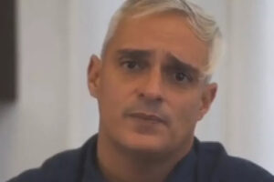 O médico Márcio Antônio Souza Júnior disse se sente 'envergonhado' pela gravação que fez de um funcionário negro acorrentado e algemado, na cidade de Goiás. Tanto a declaração de arrepedimento, como o gravação ao qual o funcionário era comparado a um escravo, foi feita através do médico nas redes sociais. A tal 'brincadeira' fez com que o médico fosse indiciado por racismo, conforme concluiu a investigação da Polícia Civil.