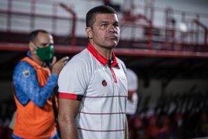 Umbertou Louzer na beira do gramado no Accioly