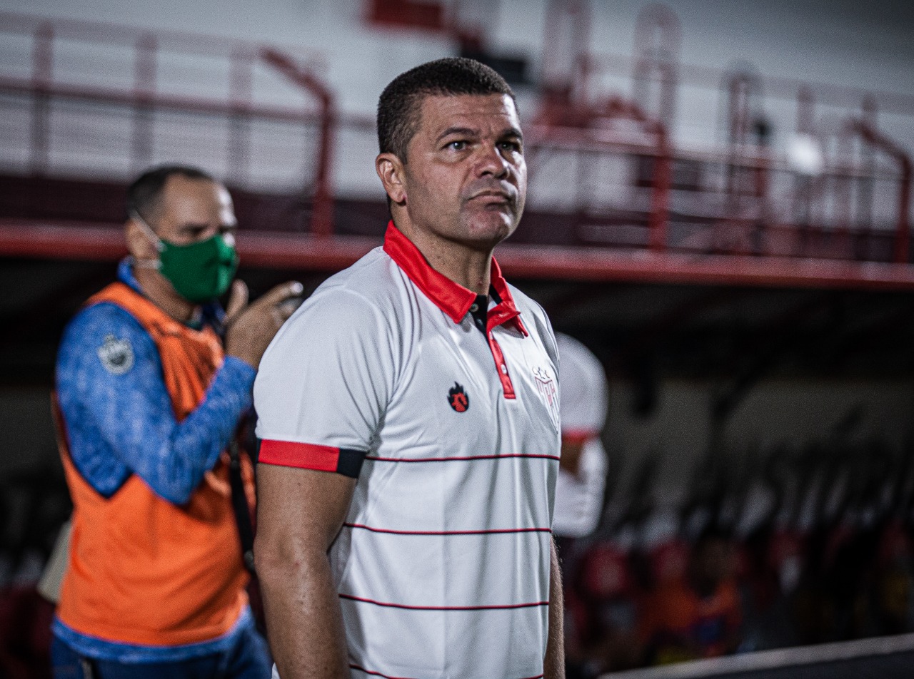 Umbertou Louzer na beira do gramado no Accioly