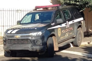 A Polícia Civil prendeu, nesta terça-feira (15), um ex-funcionário da Prefeitura de Mineiros e um comparsa, por suspeita de venda ilegal de dois terrenos caucionados para o município. Segundo as investigações, sabe-se de duas vítimas e que um dos lotes foi vendido por R$ 27 mil.