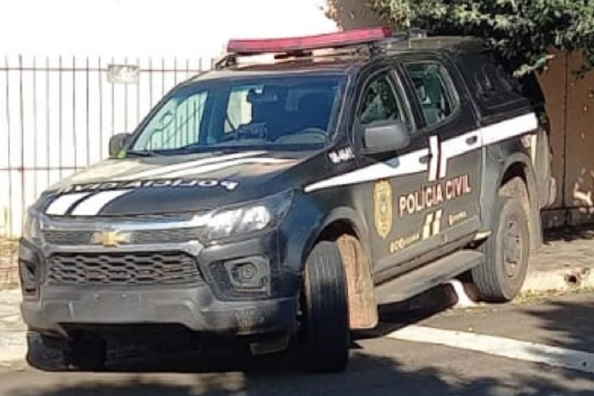 A Polícia Civil prendeu, nesta terça-feira (15), um ex-funcionário da Prefeitura de Mineiros e um comparsa, por suspeita de venda ilegal de dois terrenos caucionados para o município. Segundo as investigações, sabe-se de duas vítimas e que um dos lotes foi vendido por R$ 27 mil.
