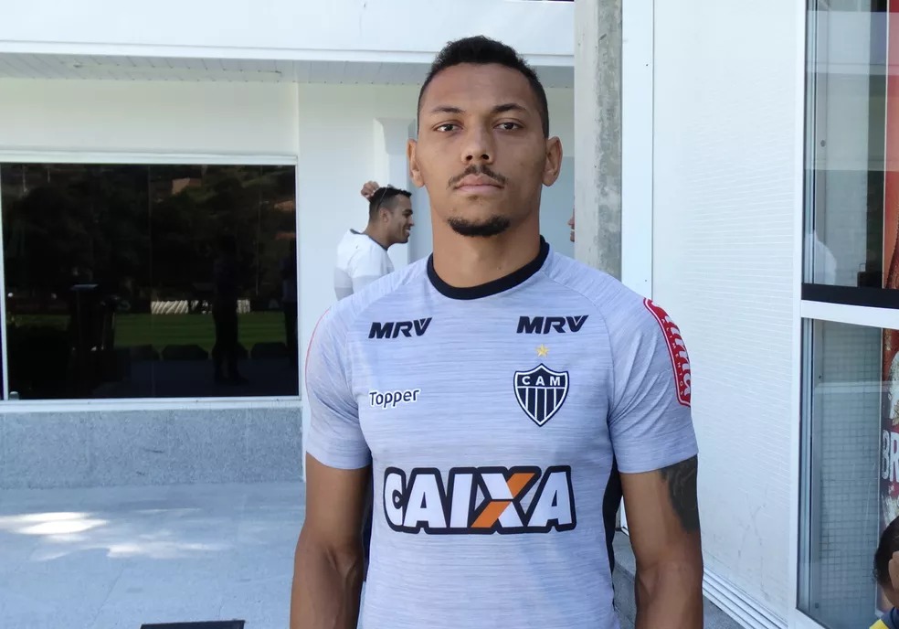Alex Silva, lateral e reforço do Vila Nova