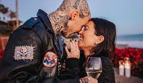 Kourtney Kardashian adia casamento com Travis Barker
