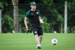 Bruno Pivetti, treinador do Goiás, durante treinamento