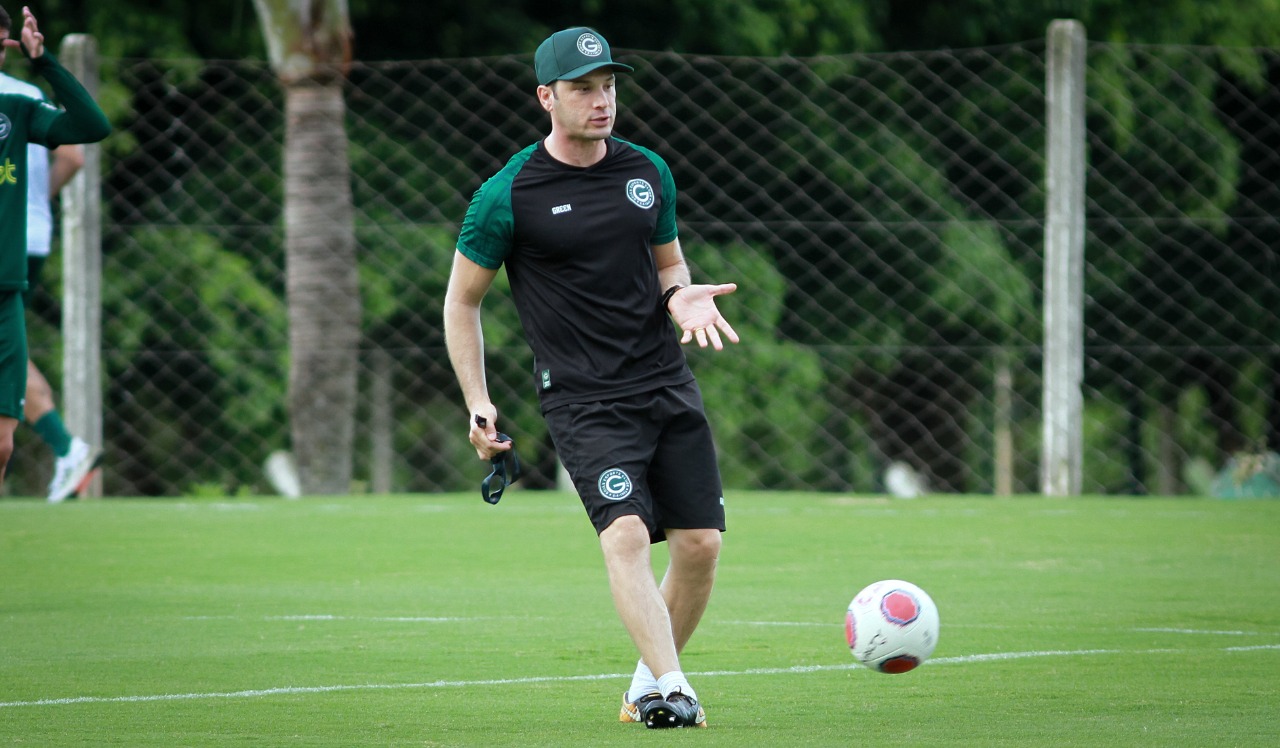 Bruno Pivetti, treinador do Goiás, durante treinamento