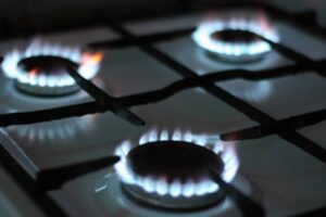 Contrato da Petrobras prevê quatro reajustes por ano. Preço do gás encanado pode subir 60% até o mês de agosto