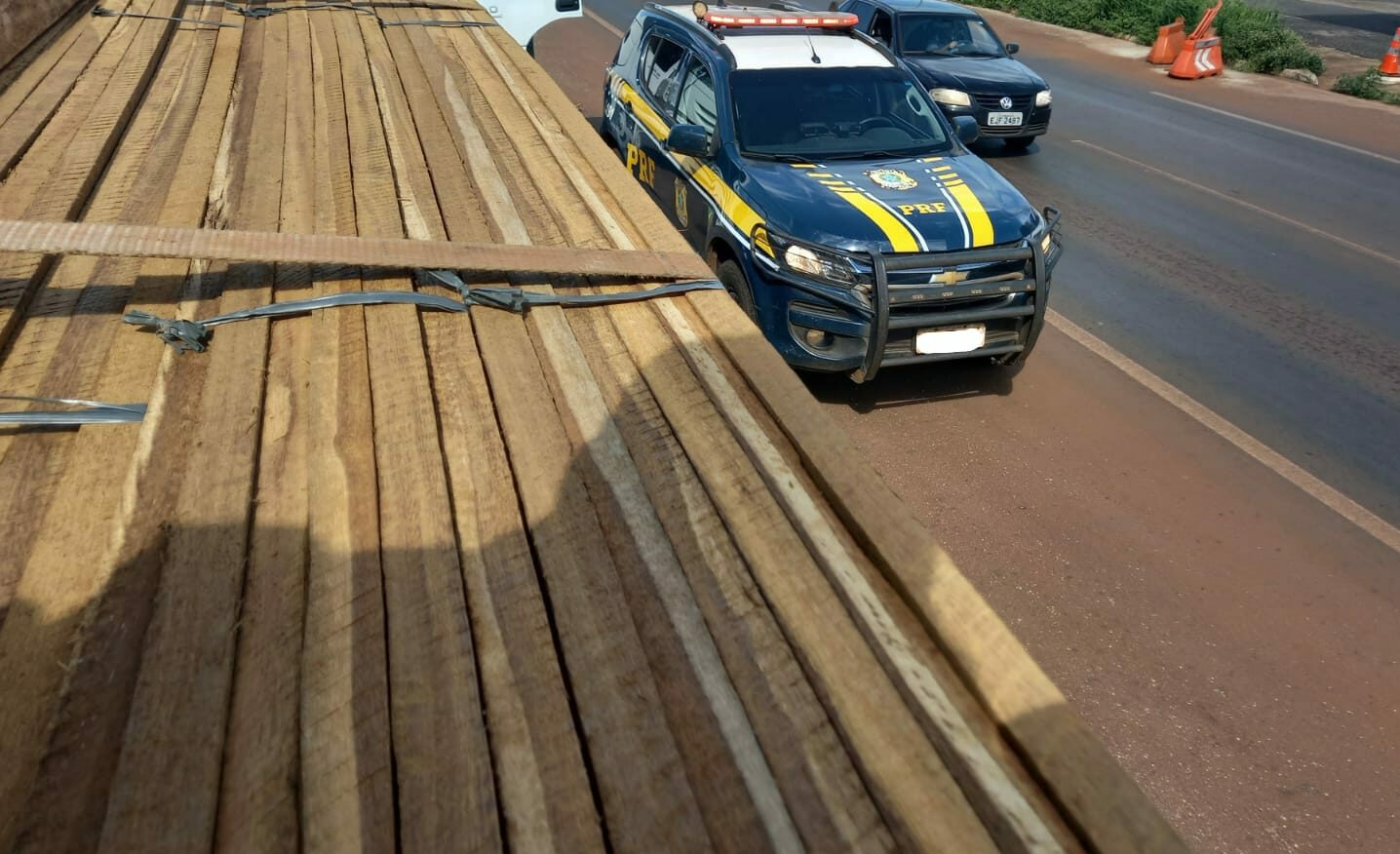PRF apreende caminhão com madeira irregular na BR-452 em Rio Verde (GO)