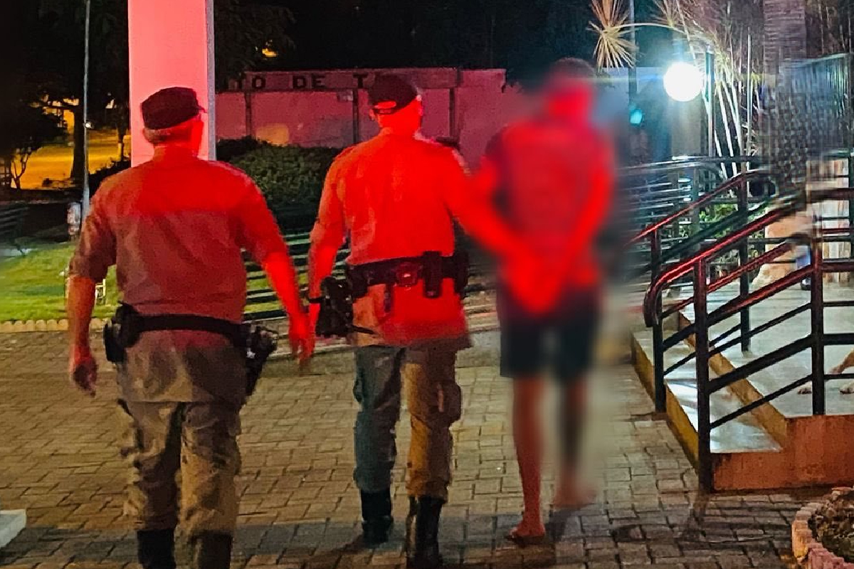 A Polícia Militar (PM) prendeu um homem suspeito de agredir a ex-esposa na frente dos dois filhos, no último domingo (20). O crime de violência doméstica aconteceu em uma rua da cidade de Jaraguá, no Centro de Goiás.