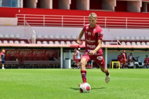 João Lucas em treino pelo Vila Nova