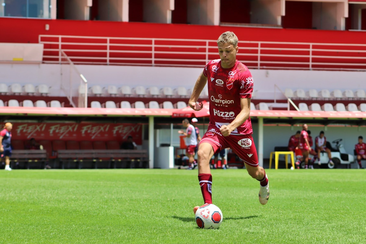 João Lucas em treino pelo Vila Nova