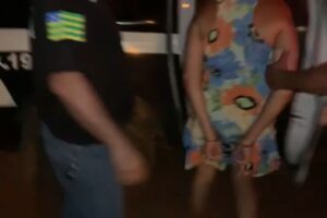 Uma mulher, de 40 anos, suspeita de tráfico de drogas foi presa com porções de cocaína escondidas nas partes íntimas, em Luziânia. (Foto: divulgação/PC)