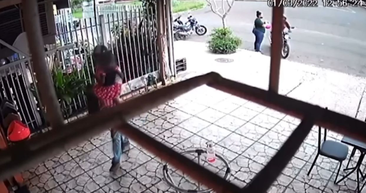 Homem assalta padaria enquanto segura criança no colo no Paraná