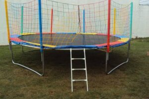 Brinquedo pula-pula onde a menina passou mal e desmaiou