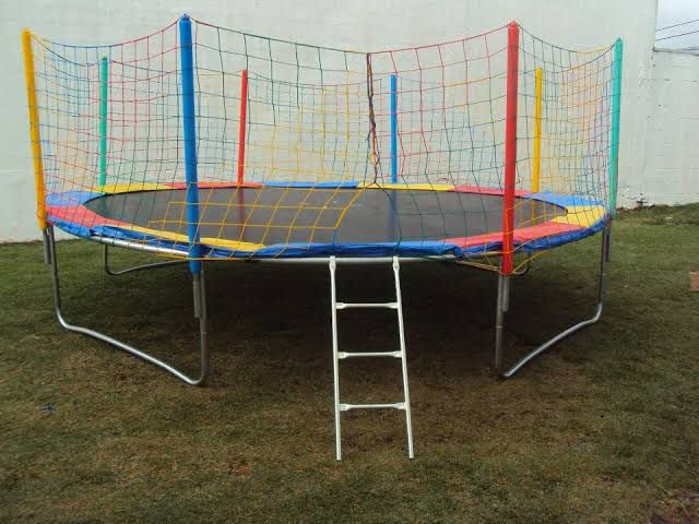 Brinquedo pula-pula onde a menina passou mal e desmaiou