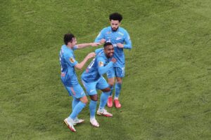 Malcom comemorando ao lado de Claudinho