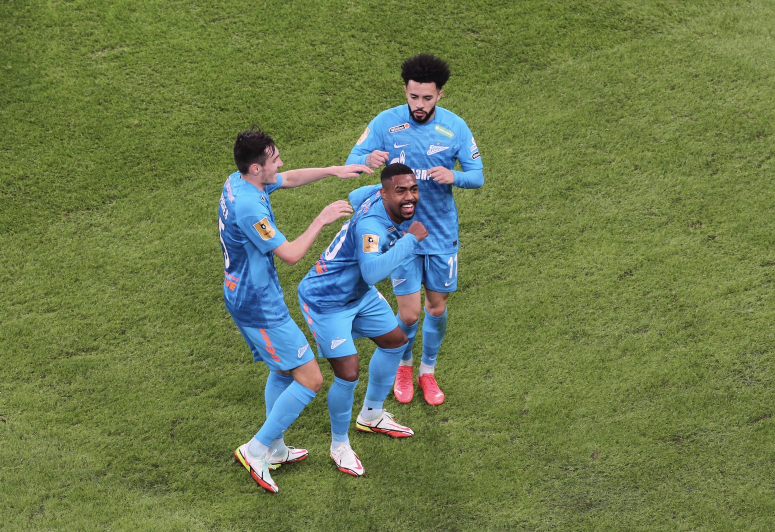 Malcom comemorando ao lado de Claudinho