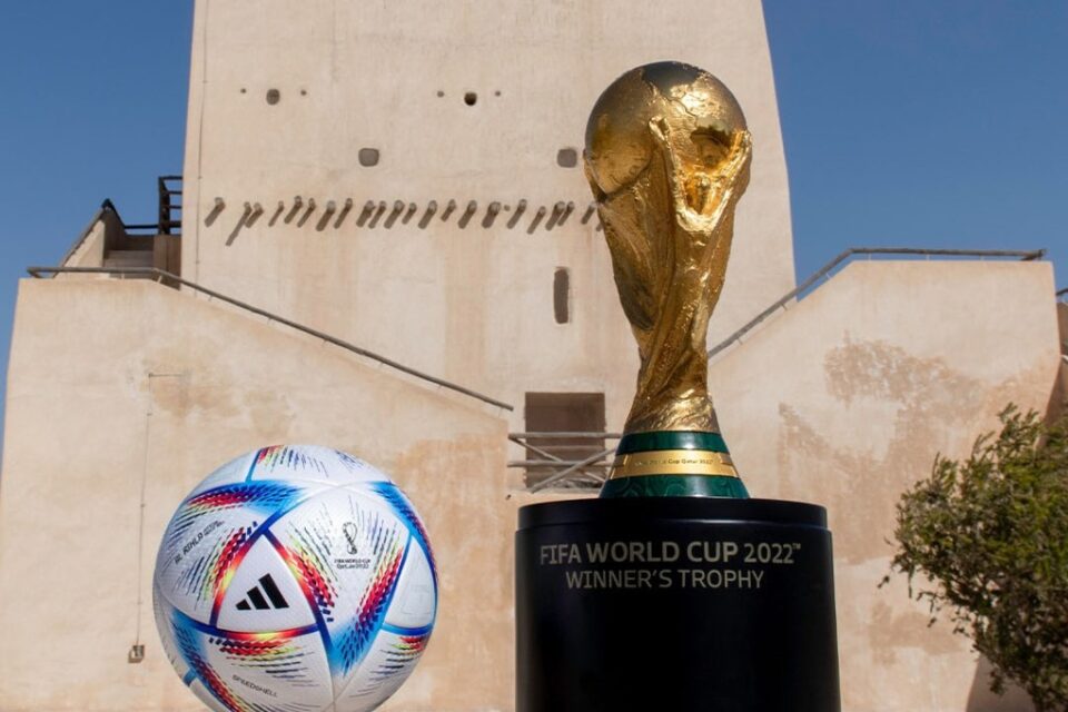 Bola da Copa do Mundo com a taça