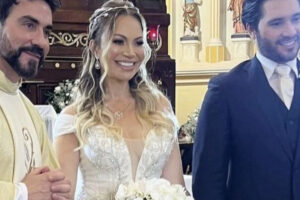 Cantora foi ao altar em Fortaleza com celebração de padre Fábio de Melo. Solange Almeida se casa com Monilton Moura: 'Eu faço a cobra subir'