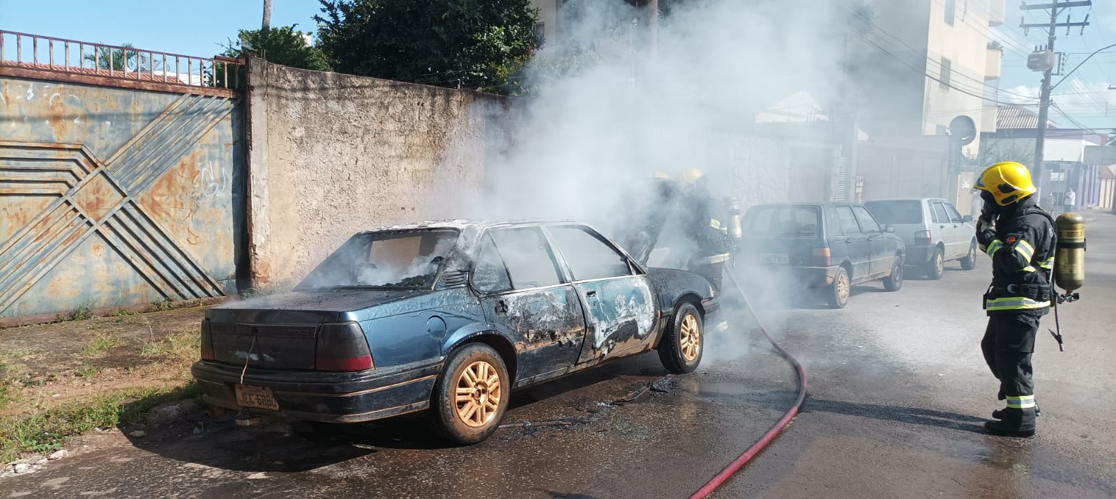 Carro destruído pelo fogo no centro de Anápolis