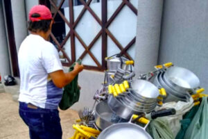 A Polícia Civil investiga a morte de um vendedor ambulante de 56 anos, que foi encontrado carbonizado no quintal de uma casa, em Goiânia. O crime teria acontecido no último sábado (12), no Setor Balneário Meia Ponte. Segundo as investigações, havia sangue na cama de um dos quartos da casa, o que indica que a vítima tenha sido esfaqueada antes de ter o corpo queimado.