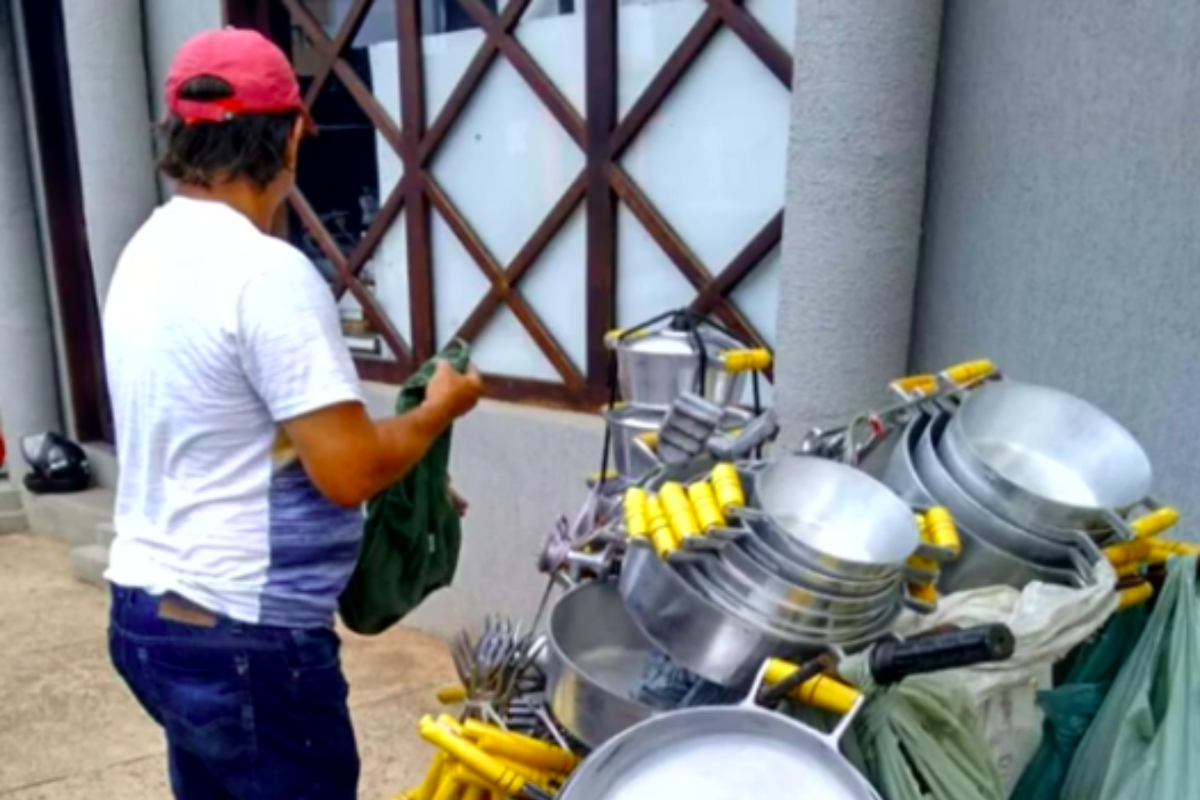 A Polícia Civil investiga a morte de um vendedor ambulante de 56 anos, que foi encontrado carbonizado no quintal de uma casa, em Goiânia. O crime teria acontecido no último sábado (12), no Setor Balneário Meia Ponte. Segundo as investigações, havia sangue na cama de um dos quartos da casa, o que indica que a vítima tenha sido esfaqueada antes de ter o corpo queimado.