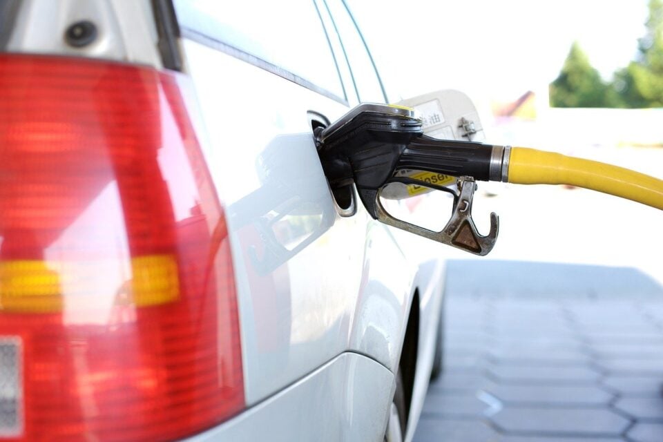 Senadores do PT avaliam que perderam a chance de colar mega aumento da gasolina em Bolsonaro
