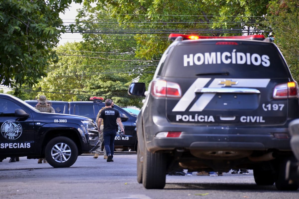 A Polícia Civil prendeu Patrick Gutierry, suspeito de esfaquear e degolar um colega de infância, em Goiânia. O crime aconteceu no dia 23 de novembro de 2021, no setor Guanabara; já a prisão do suspeito ocorreu na última quinta-feira (10), quase quatro meses após o crime.