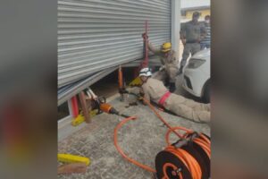 Bombeiros resgatam pessoas presas em agência bancária após porta travar, em Trindade (GO)