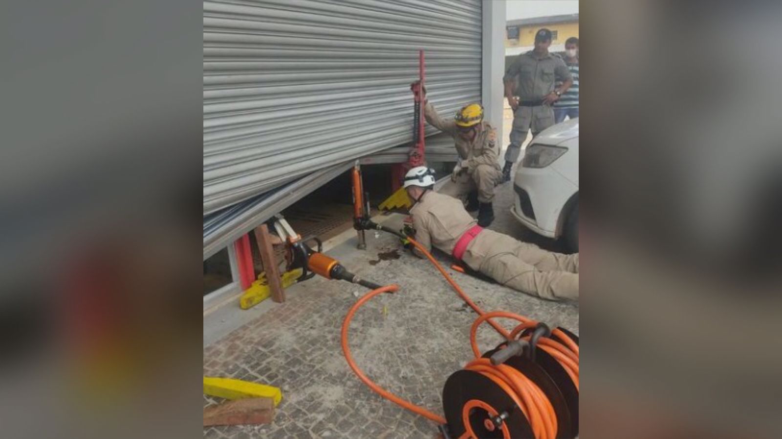 Bombeiros resgatam pessoas presas em agência bancária após porta travar, em Trindade (GO)