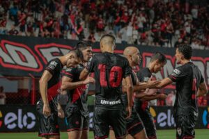 Jogadores do Atlético Goianiense no estádio Antônio Accioly