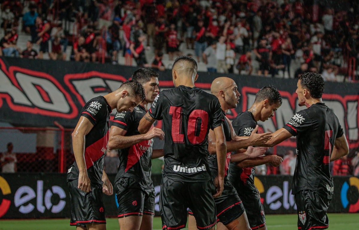 Jogadores do Atlético Goianiense no estádio Antônio Accioly