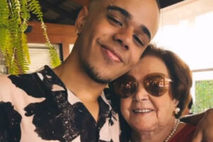 O estudante Pedro Henrique Guerreiro, neto da idosa que fez a primeira tatuagem aos 91 anos, diz que ficou em choque e muito honrado com a atitude da avó. Dona Líbia Guerreiro do Valle fez uma promessa à Nossa Senhora Aparecida, de que se Pedro Henrique fosse aprovado no vestibular para o curso de medicina, ela faria uma tatuagem. O jovem conseguiu a aprovação e a avó cumpriu a promessa, nesta terça-feira (15), em Goiânia.