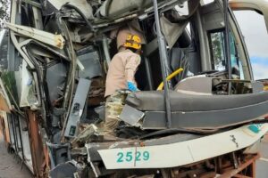 Um acidente envolvendo três veículos deixou duas pessoas pessoas levemente feridas, na GO-060. (Foto: Corpo de Bombeiros)