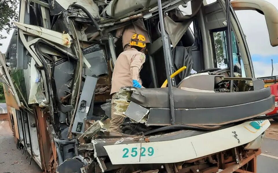 Um acidente envolvendo três veículos deixou duas pessoas pessoas levemente feridas, na GO-060. (Foto: Corpo de Bombeiros)