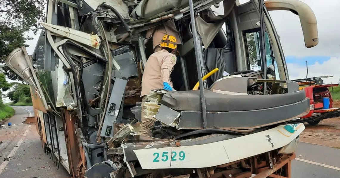 Um acidente envolvendo três veículos deixou duas pessoas pessoas levemente feridas, na GO-060. (Foto: Corpo de Bombeiros)