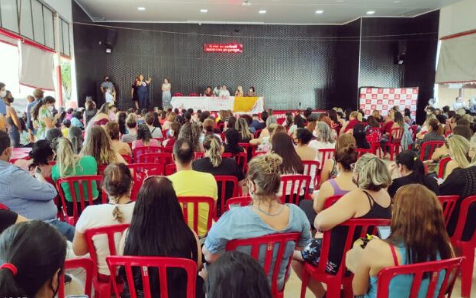 Assembleia do Sintego com prefossores de Aparecida de Goiânia