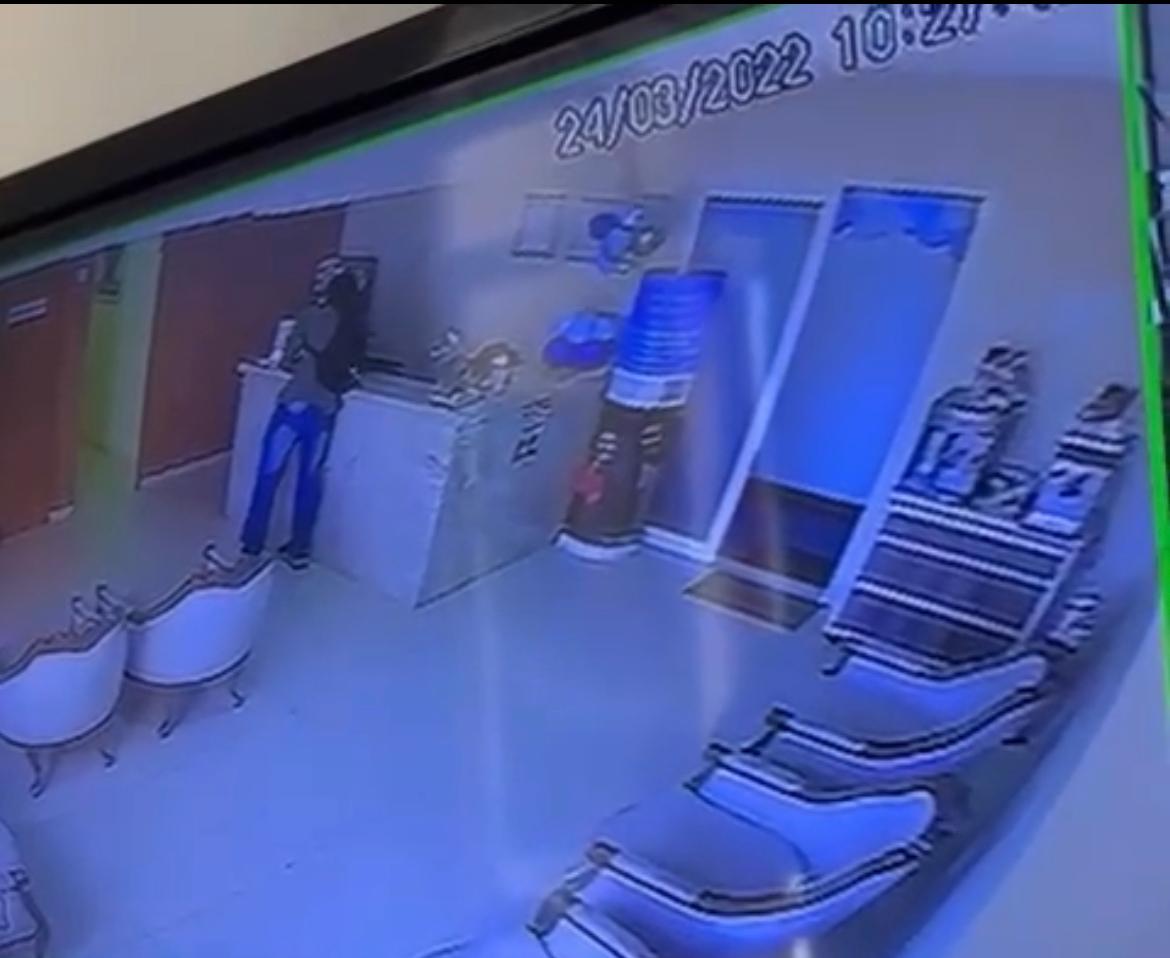 Pelas imagens é possível ver que o suspeito sobe as escadas do prédio em que o consultório fica e entra na sala comercial, (Foto: Captura)