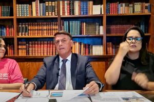 Presidente diz que "bota a cara no fogo" por ministro da Educação