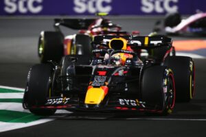 Max Verstappen na frente de Leclerc